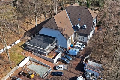 Die denkmalgeschützte Pfaffenbergturnhalle wurde um einen Anbau (links) erweitert.
