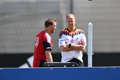 Bundestrainer Julian Nagelsmann (l) mit Teamarzt Jochen Hahne.
