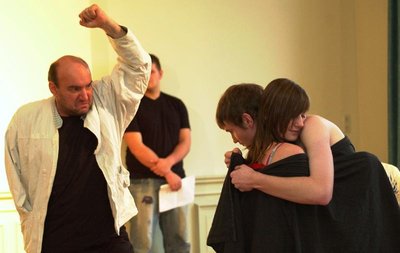 Um schauspielerisches Profil zu gewinnen, haben die Laien mit dem Profi-Mimen Hans-Werner Müller aus München (links) geübt. 