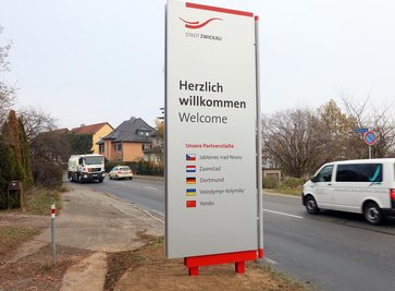 Insgesamt neun Willkommensstelen hat die Stadt Zwickau aufstellen lassen.