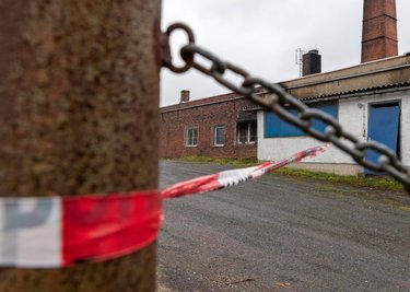 In einem Industriegebäude an der Chemnitzer Straße in Penig hat es gebrannt. Der Bereich wurde von der Polizei abgesperrt.