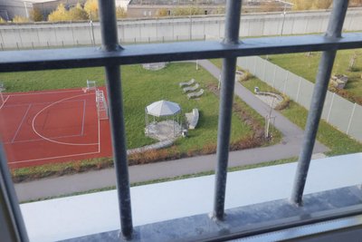 Auf dem Außengelände der Chemnitzer Haftanstalt besteht während der Aufschlusszeiten oft Möglichkeit zur Begegnung sowohl konspirativer als auch konfrontativer Art.