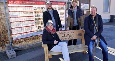Da kann man es schon aushalten! Museumsleiterin Anne Sophie Berner und Patrick Bochmann vom Museumsverein sitzen auf der neuen Museumsbank schon mal Probe. Gebaut wurde sie von Tommy Kotzur (hinten rechts). Robert Wende (daneben) hatte die Idee.