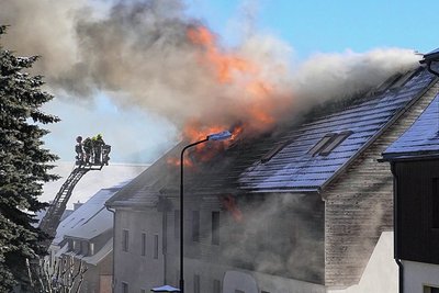 Hohe Flammen schlagen am 19. Januar vergangenen Jahres aus dem Dach des Mehrfamilienhauses an der Langen Gasse Oberwiesenthal.