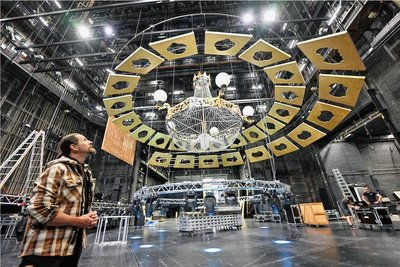 Norbert Richter ist Chefausstatter des Opernballs. Er sorgt mit seinem Team dafür, dass sich das Theater in einen Tanzsaal verwandelt. Herzstück ist ein riesiger Kronleuchter. 
