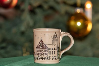 Das ist die Plauener Weihnachtsmarkttasse 2023. Für das Tassenpfand werden 3,50 statt bisher 1,50 Euro fällig.