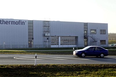 So fing alles an. Das Foto aus dem Jahr 2003 zeigt die erste Thermofin-Halle auf dem Kalten Feld nahe des Windradstandorts, inzwischen wächst der Industriekomplex an der A 72 nahe Reichenbach um die fünfte Halle.