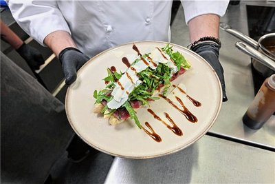 Ballgastronom Roland Keilholz und sein Team im Alexxanders haben das Menü schon einmal Probe gekocht. Es gibt unter anderem Spargel und Rinderfilet. 