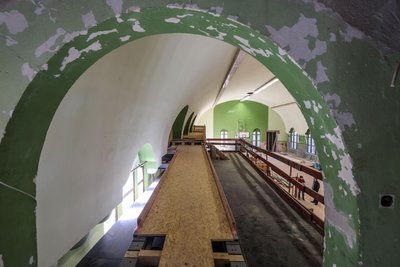Neu errichtet wurde diese Brücke von der Empore zur künftigen Fluchttreppe.