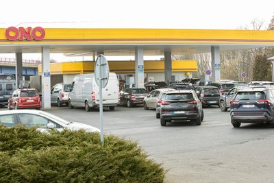 Ansturm auf eine Tankstelle in Ostrov (Schlackenwerth) am Rand des Erzgebirges: Tanken in Tschechien bleibt für deutsche Autofahrer attraktiv.