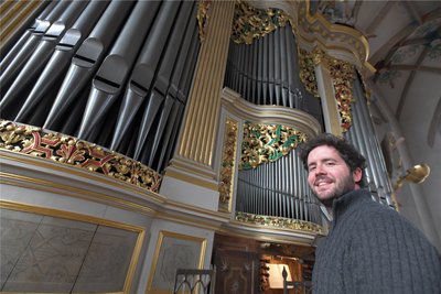 Trotz der Arbeiten werden weiter Abendmusiken angeboten; am Donnerstag bereitete sich Organist Alberto Gaspardo auf sein Konzert vor.