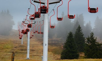 Wie hier am Fichtelberg präsentiert sich die gesamte Kammregion bei milden Temperaturen eher frühlingshaft. Alle Lifte stehen still.