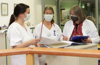 In der Mittweidaer Kinderklinik ist man offen für die Aufnahme von weiteren Patientinnen und Patienten. Im Bild: Oberärztin Dr. med. Heide Wetzig (Mitte) betrachtet mit Assistenzärztin Dr. med. Katrin Bosler (l.) und Familientherapeutin Ulrike Alberti die Befunde eines kleinen Patienten zur Abklärung des Behandlungsbedarfes durch die Kinder- und Jugendlichen-Psychosomatik. 