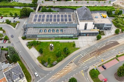 Der Neubau soll auf der Grünfläche vor dem Stadtbad und einem Teil der Straße entstehen.