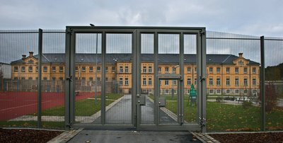 Ein Sicherheitszaun mit Tor am Gebäude zum Vollzug der Sicherungsverwahrung der Justizvollzugsanstalt in Bautzen (Sachsen). Der Freistaat Sachsen hat mit derzeit 20 Plätzen die Voraussetzungen zur Unterbringung im Vollzug zur Unterbringung in Sicherungsverwahrung in der Justizvollzugsanstalt Bautzen geschaffen. 
