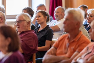 Gut 100 Zuhörer nutzten die Chance, sich direkt ein Bild von den acht Kandidaten machen zu können. 42 Frauen und Männer sind es, die sich für zehn Parteien um die fünf Direktmandate im Landkreis bewerben.