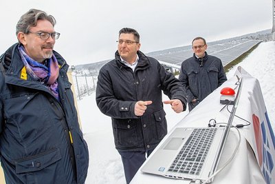 Start der neuen PV-Anlage in Zobes mit Reginald Fuchs (Mitnetz), Landrat Thomas Hennig und Ra Lux-Chef Marco Fietz (von rechts). 