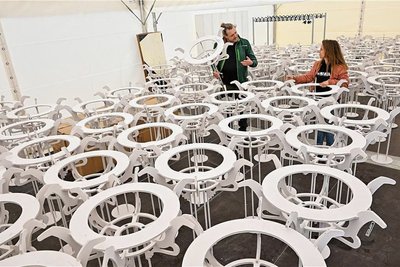 Die Floristen Susann Leichsenring und David Gehrisch bereiten Trägersysteme vor, die später mit tausenden Blüten und Blättern verziert werden. 
