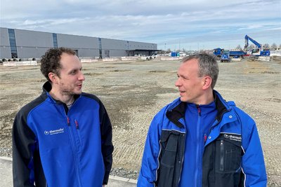 Absprache auf dem Baufeld. Robert Seidel (links) vom Thermofin-Marketing und Jörg Völkel vom Gebäudemanagement.