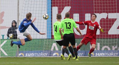 Oliver Hüsing (Rostock) erzielt den Treffer zum 1:0 per Kopfball.