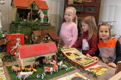 Miriam, Leni und Camille sind ganz fasziniert von dem Spielzeug, das Bestandteil der neuen Weihnachtsausstellung im Heimateck Pausa ist.