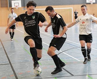 Maximilian Schmidt (am Ball) und der BSV Zschopautal sind bereits in der Vorrunde des Erzgebirgshallencups ausgeschieden. 