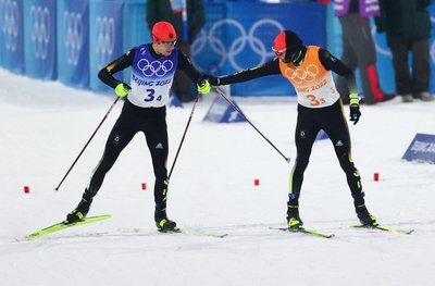 Eric Frenzel (r) aus Deutschland und Vinzenz Geiger aus Deutschland beim Wechsel.