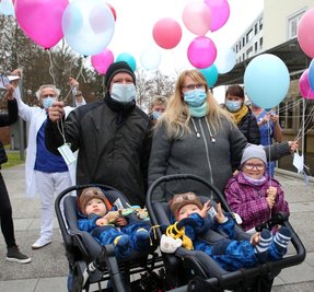 Familie Schwertl (Mitte) aus Rittersgrün ließ gemeinsam mit den Helios-Mitarbeitern Ballons in die Luft steigen. Mutter Tanja und Vater Alexander sind stolz auf ihre Zwillinge Nick und Felix sowie Tochter Leonie (v. l.). 
