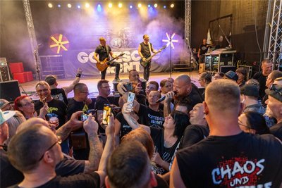 „Goitzsche Front“ in Freiberg: Bei einem Song mischte sich Frontsänger Pascal "Bocki" Bock unter seine Fans.
