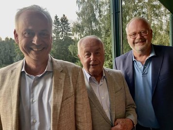 Stefan, Bernd und Andreas Wöllenstein (von links) leiten die Unternehmensgruppe und haben nach Karlsbad eingeladen.