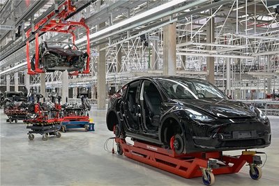 Ein im Bau befindlicher Tesla Model Y steht in einer Produktionshalle der Tesla Gigafactory in Grünheide. Noch befindet sich das Werk in der Vorserienphase. Doch ab Ende dieses Jahres sollen die ersten Fahrzeuge vom Band rollen. 