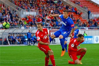 Marvin Pourie zieht ab und trifft zum 0:2. Die Zwickauer Toni Wachsmuth (links) und Jonas Acquistapace können den Stürmer nicht stoppen.