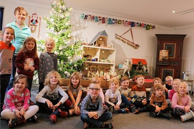 Pausaer Mädchen und Jungen vom Kindergarten mit Ausstellungsmacherin Ute Arnold.