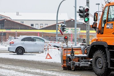 Ein Auto krachte an der Lessingstraße gegen ein Geländer. 