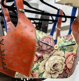 Auch extravagante Corsagen fertigt Raman Goddan für Damen - natürlich passgenau und im Design nach Wunsch.