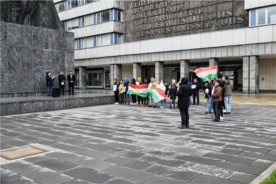 Etwa 30 Kurden haben sich am Marx-Monument versammelt, um gegen die türkische Invasion in Afrin zu protestieren. 