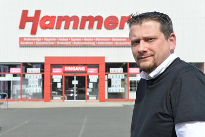 Marktleiter Jörg Stahlhut vor dem Hammer-Markt in Siebenlehn, der am Samstag, 28. März 2026, zu letzten Mal öffnet.