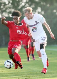 Sören Bertram (rechts) absolvierte am Samstag gegen den niederländischen Erstligisten Twente Enschede seine erste Partie für den FC Erzgebirge Aue.