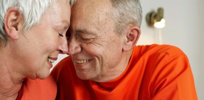 Zärtlichkeit kommt nicht in die Jahre. Für das Altern ist sie Lebenselixier - für Männer und Frauen gleichermaßen.