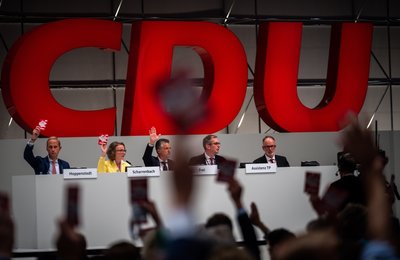 Delegierte halten beim CDU Bundesparteitag ihre Stimmkarte hoch. Der 35. Parteitag der CDU auf dem Messegelände wird seit der Corona-Pandemie erstmals wieder in Präsenz abgehalten.