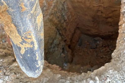 Das schafft nur der Spezialbagger von HTR Reichenbach. Die mehr als 70 Betonstützen der neuen Halle sind später bis zu einer Tiefe von 6,50 Meter gegründet. In ein solches Fundament passen mehr als 40 Kubikmeter Beton - dafür schafft ein Mischtrommel-Lkw fast sechs Ladungen auf die Baustelle.