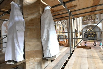 Die klugen Jungfrauen an einem Pfeiler im Freiberger Dom sind mit Spezialtüchern verhüllt worden.