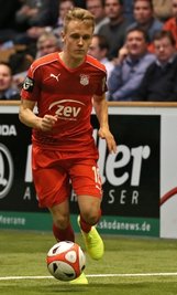 FSV-Profi Felix Geisler, der in der3. Liga nur sporadisch spielte, zeigt in der Halle Spielfreude.