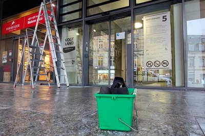 Eine Reinigungsfirma beseitigte am Donnerstag die Spuren der Farbattacke im Eingangsbereich des Plauener Landratsamtes.