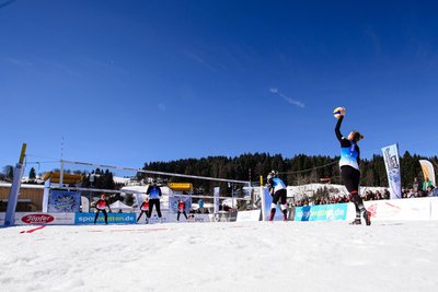 Was auf Kunststoff und Sand funktioniert, geht auch auf Schnee. Snow-Volleyball ist ein großer Spaß und erfreut sich steigender Popularität.