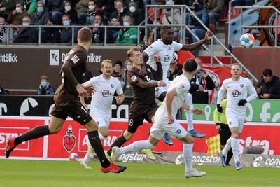 Winter-Neuzugang Prince Osi Owusu (oben) feierte ein starkes Debüt für den FC Erzgebirge Aue. 