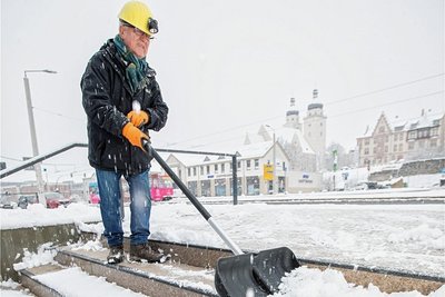 Bergknappe Gert Müller beim Schneeschippen - doch nicht jeder im Vogtland räumte Treppen und Gehwege frei.
