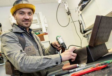Raman Goddan hat seine Werkstatt im Geschäft. Dort kann man zuschauen, wenn er einen Schmuckkoffer innen beledert. Oder wie er sein Label per 3-D-Druck herstellt sowie Sternzeichen ins Leder lasert. 