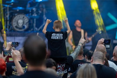 "Der Osten rockt" – der Titel eines Songs der Rockband „Goitzsche Front“ aus Bitterfeld-Wolfen steht auf einem Fan-Shirt geschrieben. Gut 600 Fans besuchten das Konzert bei den Freiberger Sommernächten.