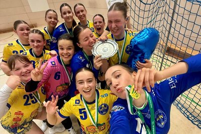 Die A-Jugend-Handballerinnen des HSV bejubeln ihren Sachsenmeistertitel.